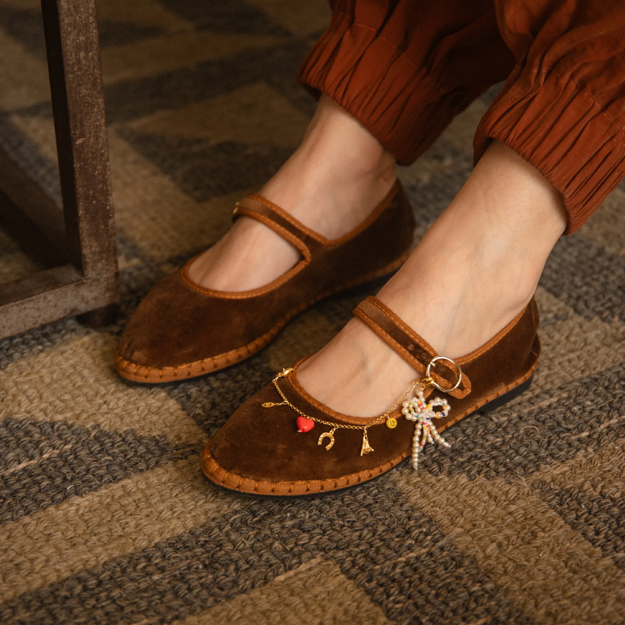 Gold-plated chain shoe charm with pendants
