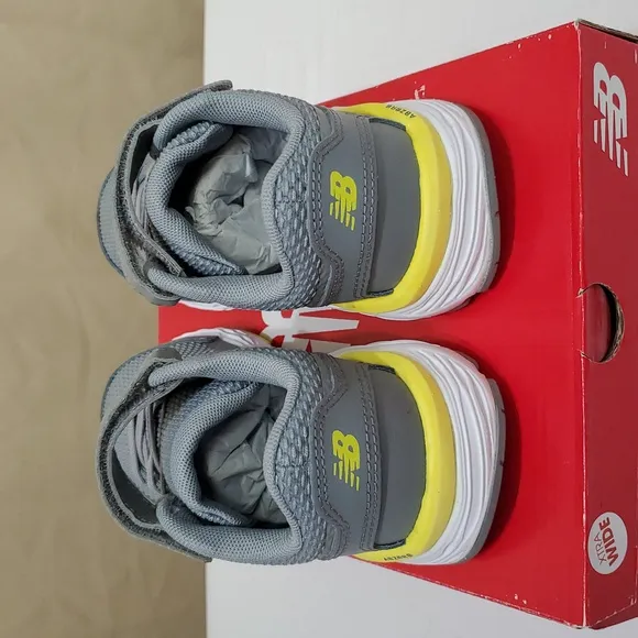 NIB 13.5 X-Wide Little Boys, 680 V6 Velcro Hook &amp; Loop Running Shoe, New Balance