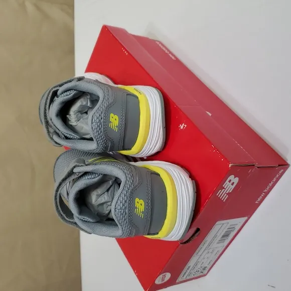 NIB 13.5 X-Wide Little Boys, 680 V6 Velcro Hook &amp; Loop Running Shoe, New Balance