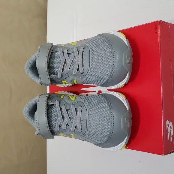 NIB 13.5 X-Wide Little Boys, 680 V6 Velcro Hook &amp; Loop Running Shoe, New Balance