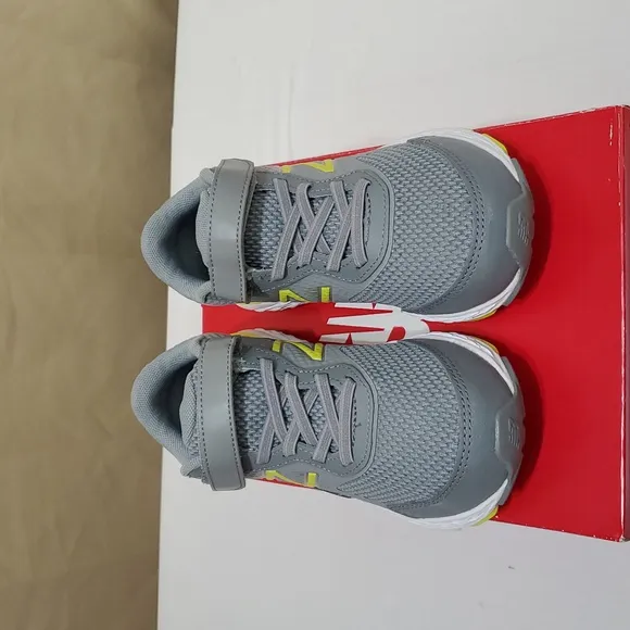 NIB 13.5 X-Wide Little Boys, 680 V6 Velcro Hook &amp; Loop Running Shoe, New Balance