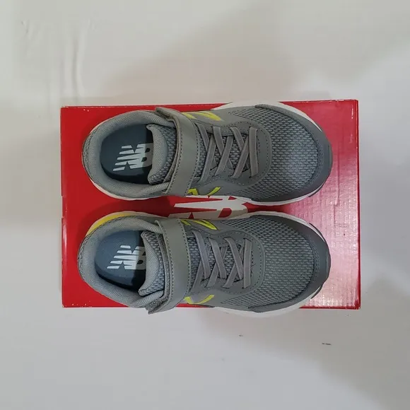 NIB 13.5 X-Wide Little Boys, 680 V6 Velcro Hook &amp; Loop Running Shoe, New Balance